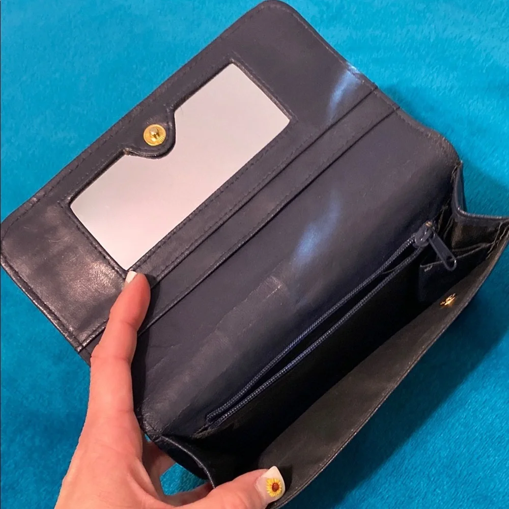 Elegant Black Wallet with Premium Leather Finish - Picture 5 of 10